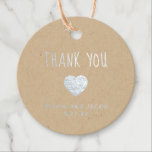 Etiquetas Para Recuerdos Corazón plateado | Simple Boda Gracias<br><div class="desc">Estas etiquetas de agradecimiento,  lindas y de moda,  bodas o duchas nupciales,  incluyen un corazón de Relieve metalizado plateado y un texto moderno escrito a mano que dice "gracias",  con espacio para sus nombres y fecha de boda,  en papel kraft. La parte trasera tiene espacio para un mensaje personal.</div>