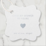 Etiquetas Para Recuerdos De Mi Ducha A Tu Relieve metalizado plateado Ducha<br><div class="desc">La moderna ducha de novia favorece las etiquetas con un diseño sencillo que incluye el mensaje "De mi ducha a la tuya" con un corazón y tu nombre. Todos los elementos de diseño tienen un Relieve metalizado plateado real sobre un fondo blanco. Estas etiquetas contemporáneas y de moda son perfectas...</div>