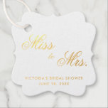 Etiquetas Para Recuerdos De Miss a Mrs Elegante Fiesta de Despedida de Solt<br><div class="desc">Etiquetas de regalo elegantes con tipografía para fiesta de despedida de soltera con las palabras, "De Miss a Mrs" en caligrafía y su nombre, título del evento y fecha debajo. Todos los elementos de diseño están en hoja de oro real sobre un fondo blanco. Estas etiquetas elegantes y sofisticadas son...</div>