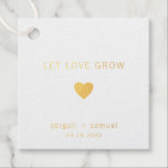 Etiquetas Para Recuerdos Dejemos que el amor crezca Boda de Relieve metaliz<br><div class="desc">Etiquetas modernas y elegantes de la boda con un diseño mínimo que incluye el mensaje "Let Love Grow" (Que el amor crezca) con un corazón, sus nombres y la fecha a continuación. Todos los elementos de diseño tienen un Relieve metalizado de oro real sobre un fondo blanco. Estas etiquetas simples...</div>