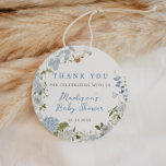 Etiquetas Para Recuerdos Delicate Blue Floral Wreath Baby Shower<br><div class="desc">Las etiquetas de la ducha de bebé son muy agradables y cuentan con una impresionante corona floral de color agua, con suaves y delicadas flores de primavera azul y blanco pasteles, como la hidrangea. El divertido tipo de letra manuscrita añade un toque vintage encantador al diseño y complementa perfectamente la...</div>