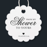 Etiquetas Para Recuerdos Desde Mi Ducha A La Tuya Caligrafía Ducha de Novia<br><div class="desc">Elegantes etiquetas de tipografía para regalos de ducha de novia con un diseño simple con el mensaje "Desde Mi Ducha A La Tuya" en fuentes de caligrafía y serif negras, sobre un fondo blanco. Debajo hay un corazón y su nombre. Las fuentes y los colores de fondo pueden cambiarse a...</div>