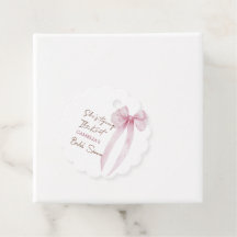 Despedida de soltera con lazo rosa: está atando el