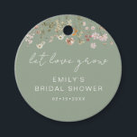 Etiquetas Para Recuerdos Ducha de Novia con Flores Silvestres Verde Salvia<br><div class="desc">Cultiva el amor con nuestras Etiquetas de Favor de Jardín para Despedida de Soltera Boho Flor Silvestre "Deja que Crezca el Amor". Adornadas con un cautivador diseño de flores silvestres, estas etiquetas encarnan la esencia del romance floreciente que se celebra durante la despedida de soltera. El tema "Deja que Crezca...</div>