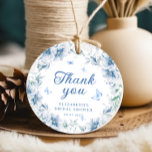 Etiquetas Para Recuerdos Ducha de novias en Chinoiserie azul y blanco<br><div class="desc">Esta obra maestra visual teje perfectamente la belleza icónica del azul y el blanco con el encanto etéreo de la artesanía acuarela. Los objetos, adornados con delicados motivos chinos. Delicadas flores y mariposas bailan con elegancia a través de la pieza, capturando la esencia de la belleza refinada. Los trazos de...</div>