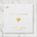 Etiquetas Para Recuerdos El amor es Poppin Boda de Relieve metalizado dorad<br><div class="desc">Etiquetas modernas y elegantes de la boda con un diseño mínimo que incluye el mensaje "El amor es pino" con un corazón, sus nombres y la fecha a continuación. Todos los elementos de diseño tienen un Relieve metalizado de oro real sobre un fondo blanco. Estas etiquetas simples y contemporáneas son...</div>