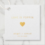 Etiquetas Para Recuerdos El amor es Poppin Boda de Relieve metalizado dorad<br><div class="desc">Etiquetas modernas y elegantes de la boda con un diseño mínimo que incluye el mensaje "El amor es pino" con un corazón, sus nombres y la fecha a continuación. Todos los elementos de diseño tienen un Relieve metalizado de oro real sobre un fondo blanco. Estas etiquetas simples y contemporáneas son...</div>