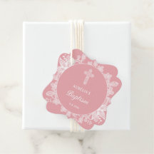 El encaje blanco sobre el bautismo rosado