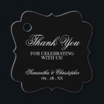 Etiquetas Para Recuerdos Elegante Moda simple negro Gracias Boda<br><div class="desc">Estas bonitas etiquetas favoritas son sencillas,  clásicas,  atemporales y elegantes. El diseño presenta un fondo negro con letras de escritura en blanco lacado que dicen: Gracias por celebrar con nosotros. Hay espacio para los nombres de la pareja y la fecha del boda.</div>