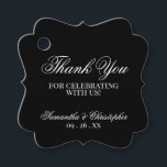 Etiquetas Para Recuerdos Elegante Moda simple negro Gracias Boda<br><div class="desc">Estas bonitas etiquetas favoritas son sencillas,  clásicas,  atemporales y elegantes. El diseño presenta un fondo negro con letras de escritura en blanco lacado que dicen: Gracias por celebrar con nosotros. Hay espacio para los nombres de la pareja y la fecha del boda.</div>