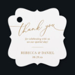 Etiquetas Para Recuerdos Elegante Monograma Blanco y Oro Boda Gracias<br><div class="desc">Diseñada para coordinar con nuestra colección de bodas de guiones románticos,  esta etiqueta de personalizable presenta un gráfico de caligrafía gracias,  junto con un tipo de letra serif elegante en oro. Elementos coincidentes disponibles.</div>