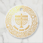 Etiquetas Para Recuerdos Felices estrellas de Hannukah menorah<br><div class="desc">Celebrar ocho días y ocho noches del Festival de las Luces con tarjetas Hanukkah y regalos. El festival de las luces está aquí. Encienda la menorah, juegue con el dreidel y festín sobre los lagos y los suganiots. Celebra el espíritu de Hanukkah con amigos, familia y seres queridos deseándoles Feliz...</div>