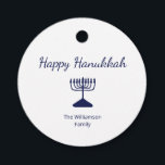 Etiquetas Para Recuerdos Feliz Hanukkah Blue Menorah<br><div class="desc">Happy Hanukkah Holiday Party tag,  con una simple menorah azul y diseño de tipografía de escritura. Con letras en personalizable blanco,  puede agregar su propio texto. Una gran manera de celebrar con amigos y seres queridos.</div>