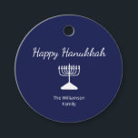 Etiquetas Para Recuerdos Feliz Hanukkah Simple Menorah Blue White<br><div class="desc">Happy Hanukkah Blue Holiday party tag,  con un simple diseño de menorah blanca y tipografía de escritura. Con letras en personalizable blanco,  puede añadir su propia información. Una manera festiva de celebrar con amigos y seres queridos.</div>