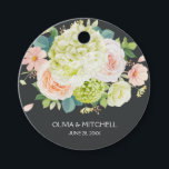 Etiquetas Para Recuerdos Flores acuáticas de primavera<br><div class="desc">Hermosa acuarela de hortensias blancas y verdes con rosas rosados y crema,  margaritas,  flores pequeñas y hojas crean estas etiquetas favoritas con tus detalles en letras de moda blancas en un fondo oscuro. COINCIDIENDO con los artículos de nuestra tienda.</div>