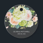 Etiquetas Para Recuerdos Flores acuáticas de primavera<br><div class="desc">Hermosa acuarela de hortensias blancas y verdes con rosas rosados y crema,  margaritas,  flores pequeñas y hojas crean estas etiquetas favoritas con tus detalles en letras de moda blancas en un fondo oscuro. COINCIDIENDO con los artículos de nuestra tienda.</div>