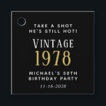 Etiquetas Para Recuerdos Funny Vintage 50th Birthday Party Black<br><div class="desc">Graciosas etiquetas en blanco,  negro y oro para su cumpleaños número 50. Personaliza "Toma un tiro que aún está caliente" y "Vintage" si lo deseas,  su año de nacimiento,  nombre y fecha de fiesta de cumpleaños.</div>