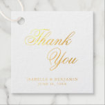 Etiquetas Para Recuerdos Gracias Boda de Relieve metalizado dorado de calig<br><div class="desc">Elegante tipografía etiquetas de favores de boda con un diseño simple con el mensaje "Gracias" en caligrafía y sus nombres y fecha a continuación. Todos los elementos de diseño tienen un Relieve metalizado de oro real sobre un fondo blanco. Estas elegantes etiquetas son excelentes para un boda formal y le...</div>