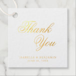 Etiquetas Para Recuerdos Gracias Boda de Relieve metalizado dorado de calig<br><div class="desc">Elegante tipografía etiquetas de favores de boda con un diseño simple con el mensaje "Gracias" en caligrafía y sus nombres y fecha a continuación. Todos los elementos de diseño tienen un Relieve metalizado de oro real sobre un fondo blanco. Estas elegantes etiquetas son excelentes para un boda formal y le...</div>