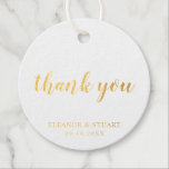 Etiquetas Para Recuerdos Gracias Boda de Relieve metalizado dorado simple<br><div class="desc">Etiquetas básicas pero elegantes de los favores de boda con un diseño simple con el mensaje "gracias" en un tipo de letra de guión, y tu nombre y fecha en un tipo de letra serif. Todos los elementos de diseño tienen un Relieve metalizado de oro real sobre un fondo blanco....</div>