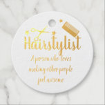 Etiquetas Para Recuerdos Hairstylist Cita Funny Hairdresser Stars Gold<br><div class="desc">Diseño hairstylista con una cita de peluquería genial y divertida,  a tus clientes les encantará. Peluquería,  diseño peluquero,  dice: "Un peluquero es una persona a la que le encanta hacer que otras personas se sientan increíbles". Decoración de corte estilista para tu peluquería,  regalo para peluquería,  regalo para peluquería.</div>