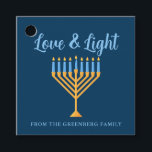 Etiquetas Para Recuerdos Hanukkah Personalizado de amor y luz Menorah Fiest<br><div class="desc">La fiesta personalizado Amor y Luz Hanukkah favorece las etiquetas para una cena de la familia judía Chanukah con una sinagoga. Personalice esta decoración de bonito con su propio apellido o información de grupo en azul bajo la menorah oro de bonito.</div>