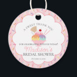 Etiquetas Para Recuerdos Helados Sundae Ducha Nodal<br><div class="desc">¡La han escogido! ¡Un tema de ducha de novia tan dulce como el amor mismo! Con un fondo de rociado rosa y un encanto con helados,  esta colección es perfecta para celebrar a la futura novia.</div>