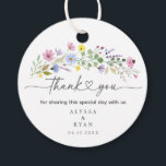 Etiquetas Para Recuerdos Jardín Romántico Boho de Flores Silvestres Gracias<br><div class="desc">Agregue un toque final conmovedor a los favores de su boda con estas etiquetas de agradecimiento de flores silvestres de acuarela. Con un toque de flores pintadas a mano en rosa, morado, amarillo y azul con elegante letra que dice "gracias", esta etiqueta redonda está personalizada con sus nombres y fecha...</div>