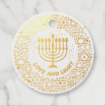 Etiquetas Para Recuerdos Menorah Hannukah<br><div class="desc">Celebrar ocho días y ocho noches del Festival de las Luces con tarjetas y regalos de Hanukkah. El festival de las luces está aquí. Encienda la menorah, juegue con el dreidel y festín sobre los lagos y los suganiots. Celebra el espíritu de Hanukkah con amigos, familia y seres queridos deseándoles...</div>