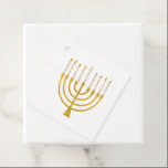 Etiquetas Para Recuerdos Menorah Hanukkah Boda de velas celestes<br><div class="desc">Relieve metalizado de oro falso menorah velas para su celebración de Hanukkah. Ilustracion menorah caprichoso con estrellas blancas cubiertas de velas celestiales sobre un falso atril de velas menorah dorado. Hanukkah,  elegante boda estrella de Menorah,  ilustró regalos de diseño y productos de papel.</div>