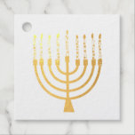 Etiquetas Para Recuerdos Menorah Hanukkah Boda de velas celestes<br><div class="desc">Relieve metalizado de oro falso menorah velas para su celebración de Hanukkah. Ilustracion menorah caprichoso con estrellas blancas cubiertas de velas celestiales sobre un falso atril de velas menorah dorado. Hanukkah,  elegante boda estrella de Menorah,  ilustró regalos de diseño y productos de papel.</div>