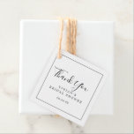 Etiquetas Para Recuerdos Minimalista ducha de novia gracias<br><div class="desc">Estas minimalistas etiquetas de agradecimiento para la ducha de novia son perfectas para una simple ducha de boda. El moderno diseño romántico presenta una tipografía clásica en blanco y negro, acompañada de una caligrafía rústica y elegante con un estilo de letra a mano vintage. Personalizable de cualquier color. Mantenga el...</div>