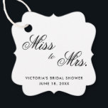 Etiquetas Para Recuerdos Miss a la señora Elegant Black and White Bridal Sh<br><div class="desc">Elegante tipografía ducha de novia con etiquetas que incluyen las palabras "Miss a la señora" en caligrafía negra y su nombre, título del evento y fecha debajo, sobre un fondo blanco. Las fuentes y los colores de fondo pueden cambiarse a cualquier color que desee. Un diseño sencillo y elegante, ideal...</div>