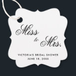 Etiquetas Para Recuerdos Miss a la señora Elegant Black and White Bridal Sh<br><div class="desc">Elegante tipografía ducha de novia con etiquetas que incluyen las palabras "Miss a la señora" en caligrafía negra y su nombre, título del evento y fecha debajo, sobre un fondo blanco. Las fuentes y los colores de fondo pueden cambiarse a cualquier color que desee. Un diseño sencillo y elegante, ideal...</div>