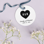 Etiquetas Para Recuerdos Monograma blanco y negro Boda del corazón<br><div class="desc">Moderna etiqueta minimalista en monograma de boda con un corazón negro. Personalízalo reemplazando el texto del marcador de posición con sus detalles. Para obtener más opciones, como cambiar el tipo de letra y su tamaño, haga clic en el botón "Personalizar". *Tenga en cuenta que la marca de agua Zazzle que...</div>