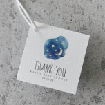 Etiquetas Para Recuerdos Moon & Stars Boy Baby Shower Gracias Por Favor De<br><div class="desc">Estas etiquetas de agradecimiento a la luna y a las estrellas de la ducha de bebé son perfectas para una simple ducha de bebé. El diseño moderno y caprichoso presenta una forma de nubes acuarela azul marino con una luna de barrio amarilla y estrellas. Personalizar estas etiquetas con el nombre...</div>