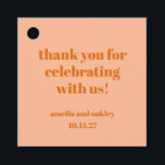 Etiquetas Para Recuerdos Naranja de bolas en negrita Boda personalizada Ret<br><div class="desc">Expresar gratitud a sus invitados con estas elegantes etiquetas de agradecimiento. Con una moda y un diseño minimalista en un suave Naranja Peach con tipografía blanca clásica, estas etiquetas le dan un toque personalizado a los favores matrimoniales, regalos fiestas o bolsos de bienvenida. Personalizable con los nombres de la pareja...</div>