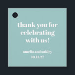 Etiquetas Para Recuerdos Negrita Aqua Blue Retro Custom Wedding Gracias<br><div class="desc">Expresar gratitud a sus invitados con estas elegantes etiquetas de agradecimiento. Con una moda y un diseño minimalista en azul acuático suave con tipografía blanca clásica, estas etiquetas le dan un toque personalizado a los favores matrimoniales, regalos fiestas o bolsos de bienvenida. Personalizable con los nombres de la pareja y...</div>