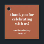 Etiquetas Para Recuerdos Negrita Rust Fall Retro boda personalizada Gracias<br><div class="desc">Añade un toque personal y sincero a tu evento con estas etiquetas de regalo de terracota de personalizable, perfectas para bodas, duchas de novias o cualquier celebración especial. Con un cálido diseño de color rojizo y una tipografía elegante, estas etiquetas son una manera fácil de expresar gratitud a sus huéspedes....</div>