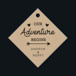 Etiquetas Para Recuerdos Nuestra aventura comienza corazones y flechas<br><div class="desc">Una etiqueta de favor de boda con sus nombres en la parte inferior. El diseño dice "Nuestra aventura comienza" con corazones y una flecha. Un diseño romántico y lindo para su boda.</div>