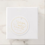Etiquetas Para Recuerdos Oro simple elegancia romántico guión boda<br><div class="desc">Elegante diseño minimalista guión romántico en auténtico pan de oro,  simple y elegante. Grandes pegatinas de favor de boda para boda clásica moderna,  boda vintage y boda formal.
Ver todas las piezas coincidentes en la colección.</div>