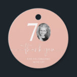 Etiquetas Para Recuerdos Pink 70th Birthday Gracias a Favor Tags<br><div class="desc">Añade un toque personal a los favores de tu fiesta con esta etiqueta personalizable de 70 cumpleaños. Diseñada para hacer su celebración de hitos extra especial, esta etiqueta le permite añadir su propia foto y personalizar el texto para un único keepsake. Perfecto para adjuntar favores de fiesta, bolsos de regalo...</div>