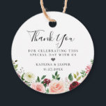 Etiquetas Para Recuerdos Ramo Floral Rosa Burdeos Boda<br><div class="desc">Hermosa disposición de flores y follaje en acuarela en tonos de moda rosa y burdeos,  etiquetas de agradecimiento. La parte posterior de la etiqueta presenta un color rojo burdeos sólido. Diseñado para combinar con nuestra Colección Floral Botánica Rosa Burdeos.</div>