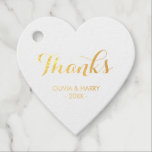 Etiquetas Para Recuerdos Relieve metalizado dorado Elegante Script Wedding<br><div class="desc">Añade fácilmente tus nombres personalizados a este juego de etiquetas de regalo de Relieve metalizado dorado en forma de corazón romántico.</div>