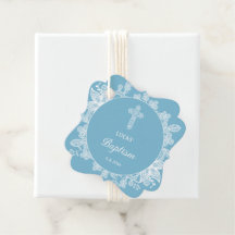 Ropa blanca sobre el bautismo azul pastel