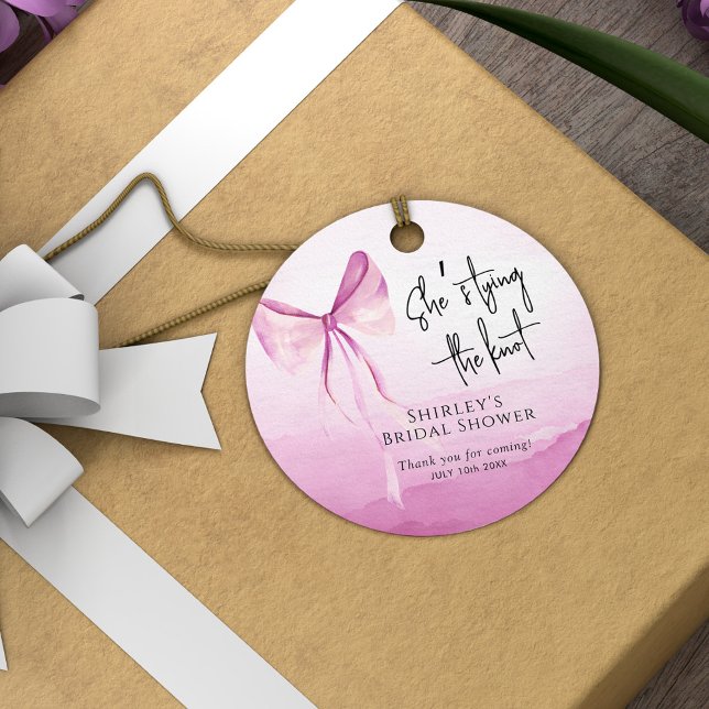 Etiquetas Para Recuerdos Rubor Pink Bow ella está atando la ducha nupcial (Subido por el creador)