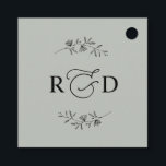 Etiquetas Para Recuerdos Sabio Verde Rústico Monograma Simple Gracias<br><div class="desc">Diseñado para coordinar con nuestra colección de bodas Romantic Script,  esta etiqueta personalizable presenta un gráfico de caligrafía gracias,  combinado con una fuente serif clásica en negro. Artículos coincidentes disponibles.</div>