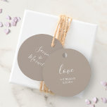 Etiquetas Para Recuerdos Sandy Beige Wedding Favor Tags<br><div class="desc">Estas etiquetas favoritas únicas incluyen el nombre de la novia y el novio en un tipo de letra moderno con letras a mano en un color beige de arena sólida. La tarjeta vuelve a ser de color gratuito con espacio para la personalización. Utilícelos para regalos de proposición de dama de...</div>