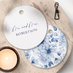 Etiquetas Para Recuerdos Señor y Señora Tag minimalista – Fondo Blanco<br><div class="desc">Celebra tu historia de amor con esta etiqueta minimalista de Sr. y Sra., diseñada con simplicidad atemporal en mente. Con tipografía elegante de color azul marino sobre un fondo blanco crujiente, esta etiqueta añade un toque refinado y elegante a la decoración de tu boda. Perfecta para bolsas de regalo, favores...</div>