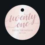 Etiquetas Para Recuerdos Splash acuático rosa<br><div class="desc">Una sencilla pero elegante servilleta de 21 años con un tipo de letra caligráfica y una pincelada de color de agua rosa y chispeante. Esto forma parte de la colección Classic Pink Watercolor Splash.</div>